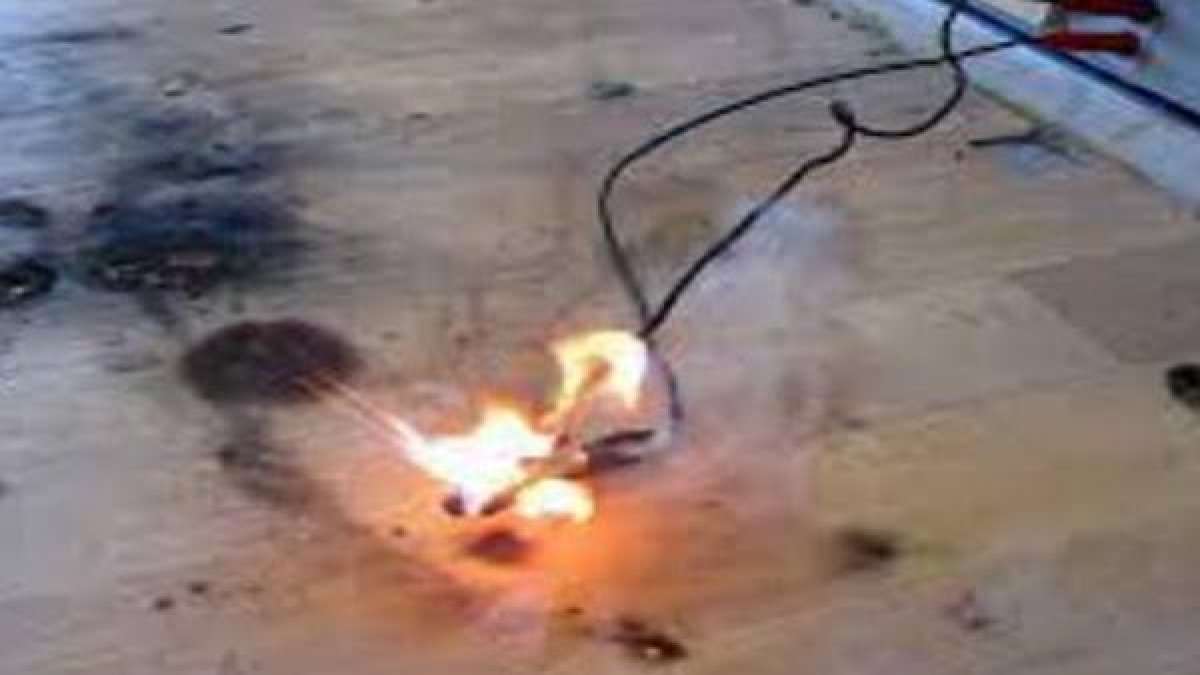  வெடித்து சிதறிய மின்கேபிள் 