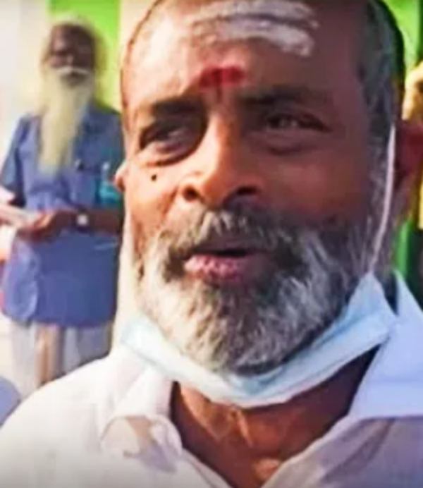  AIADMK ex mp on roadside with crowd to see PM Modi 