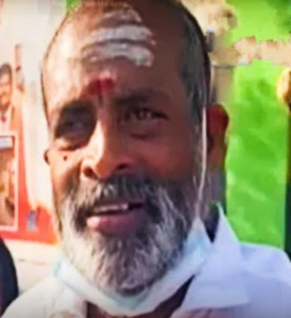  AIADMK ex mp on roadside with crowd to see PM Modi 