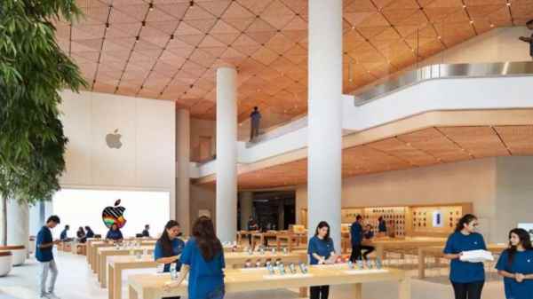 What is the salary of the employess working at the Apple I Phone stores in India? 
