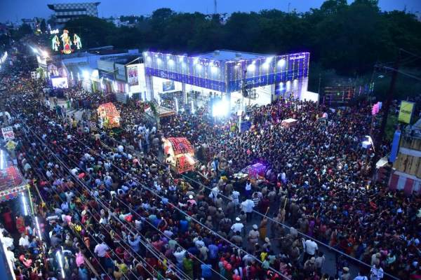 Madurai Meenakshi Sundareswarar who came to Thangapallak Muslims gives rosemilk for devotees 