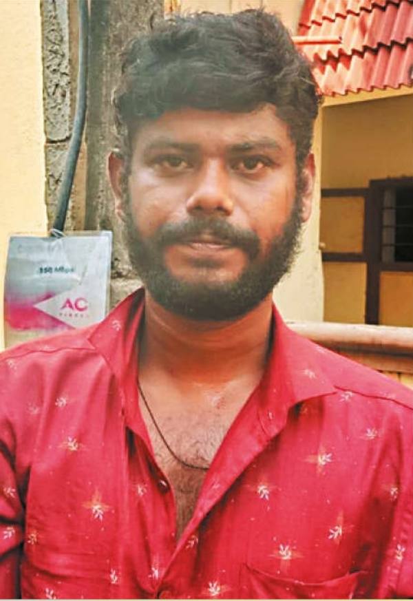 Chennai ramapuram auto driver caught the robber hiding inside the house 