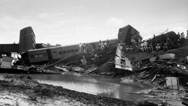 குண்டு வைத்து தகர்ப்பு 