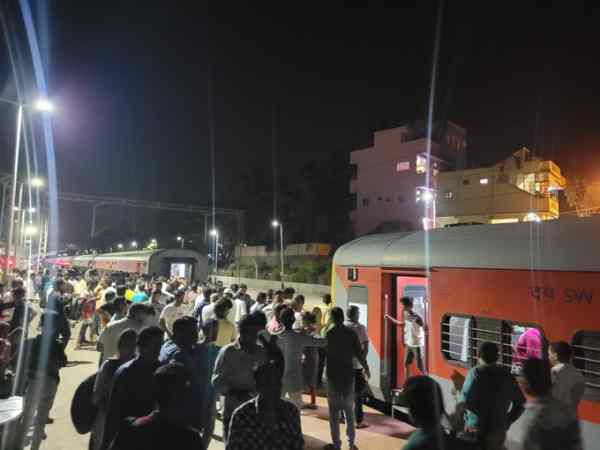 Mysuru-Thoothukudi Express train coaches separate after breakage of coupling 