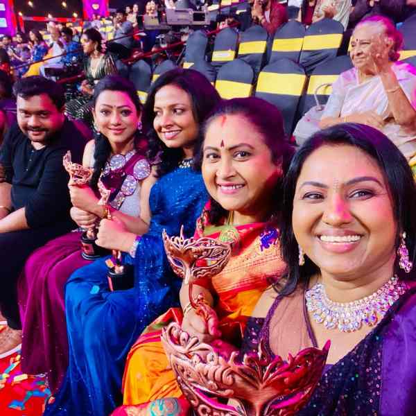 Vijay Television Awards received by actors and actresses of baakiyalakshmi serial Vijay Television Awards received by actors and actresses of baakiyalakshmi serial