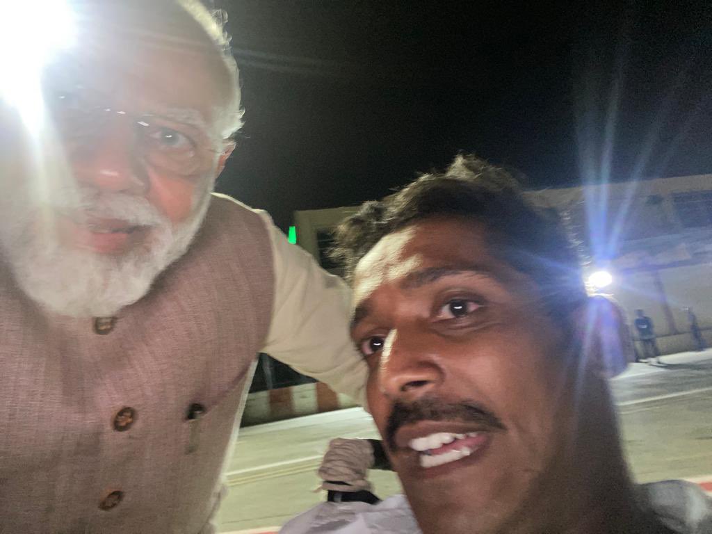 pm-modi-take-selfie-with-differently-abled-bjp-member-from-erode