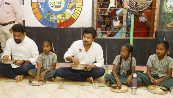 Minister Udhayanidhi Stalin who went to inspect the breakfast program in Villupuram Minister Udhayanidhi Stalin who went to inspect the breakfast program in Villupuram
