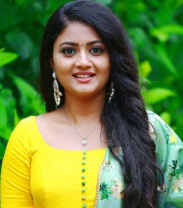 Vijay TV Siragadikka aasai Serial who plays Meena in Gomathi Priya Biography Vijay TV Siragadikka aasai Serial who plays Meena in Gomathi Priya Biography