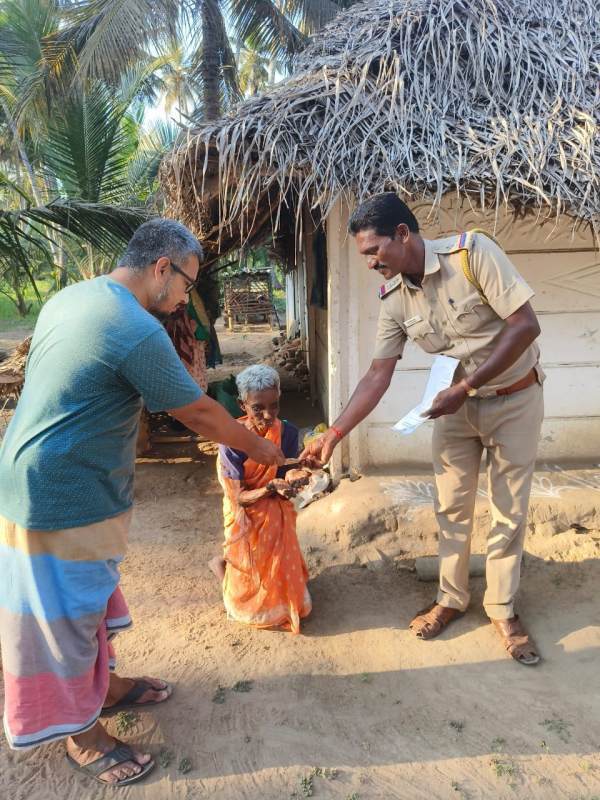  Mother return money to police which was stolen by her son from begger in Thanjavur