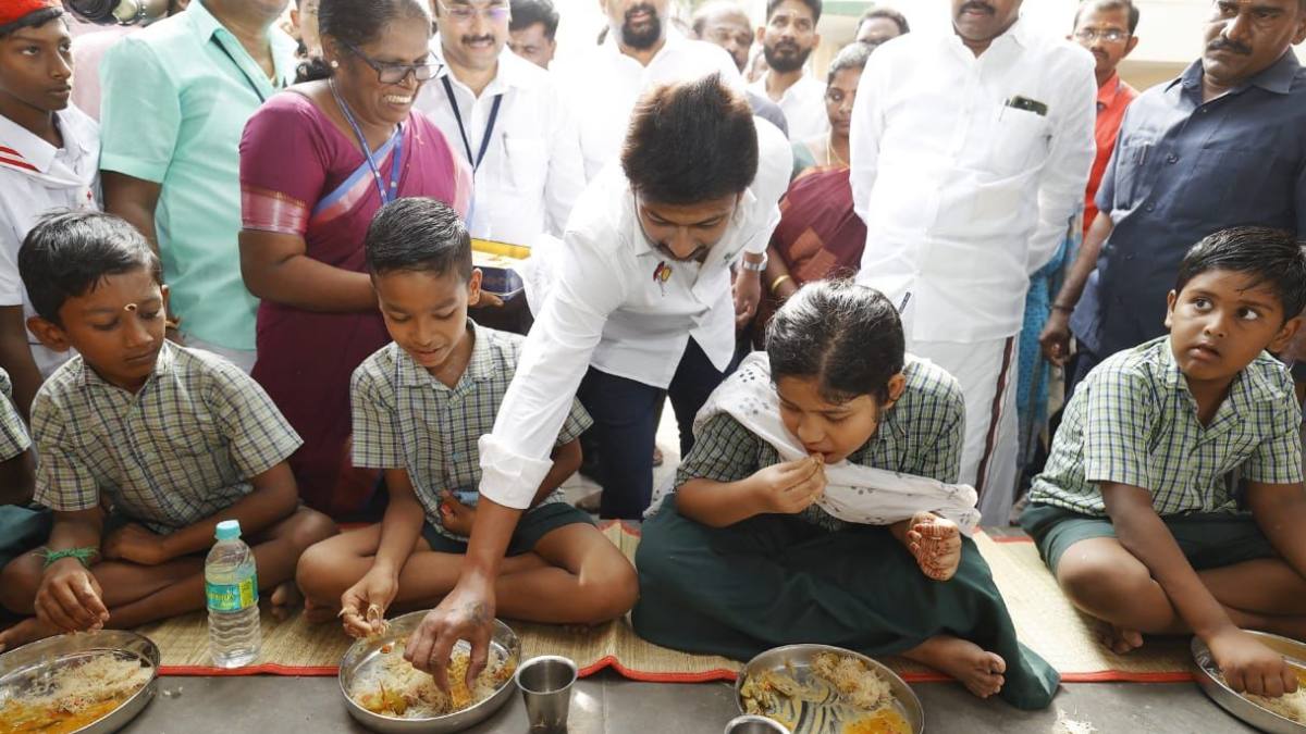 Minister Udhayanidhi Stalin who went to inspect the breakfast program in Villupuram Minister Udhayanidhi Stalin who went to inspect the breakfast program in Villupuram