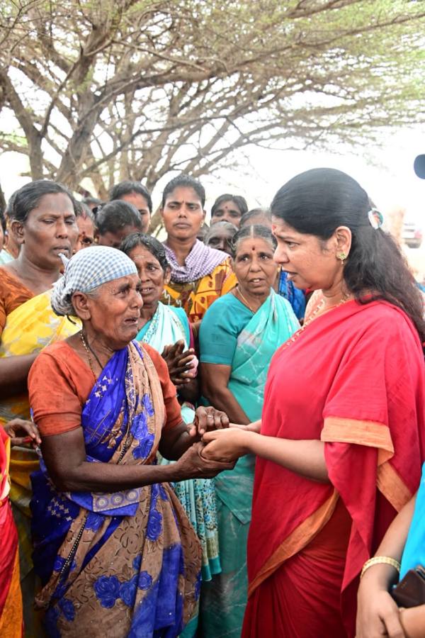 Tuticorin near, Kanimozhi Mp met an old woman in 100 day work scheme 