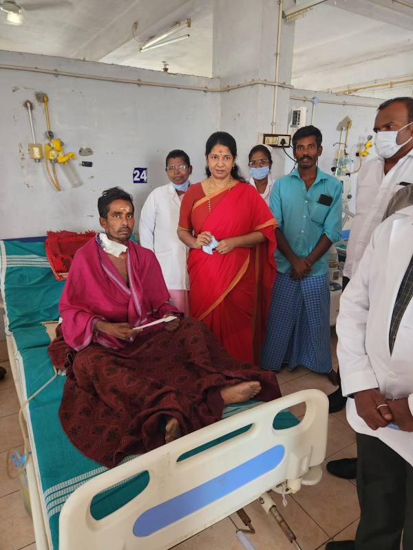 Tuticorin near, Kanimozhi Mp met an old woman in 100 day work scheme 