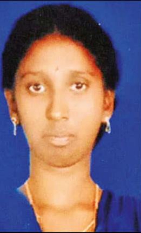 மாணவிகள் ஓட்டம் 