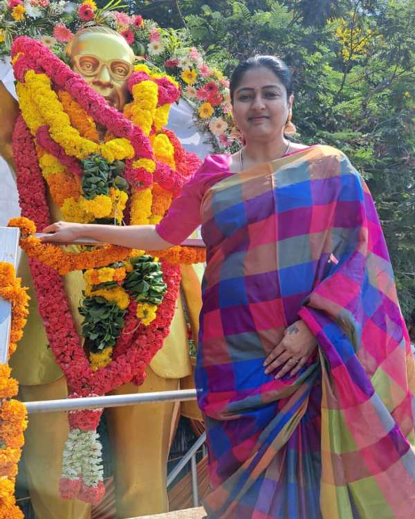 Gayathri raguram praises dravidian parties: What is her plan?