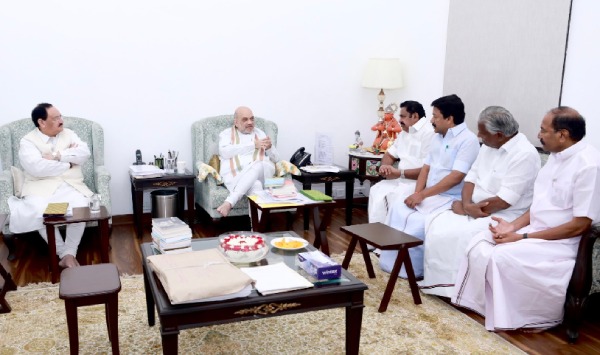 Edappadi Palanisamy gave Salem mangoes to Amit shah in Delhi meet