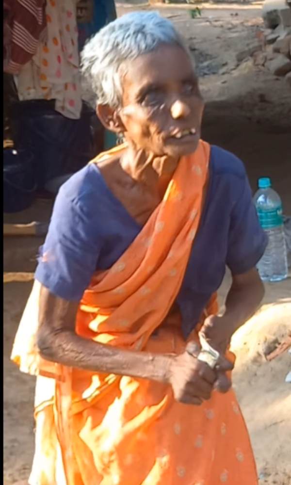  Mother return money to police which was stolen by her son from begger in Thanjavur