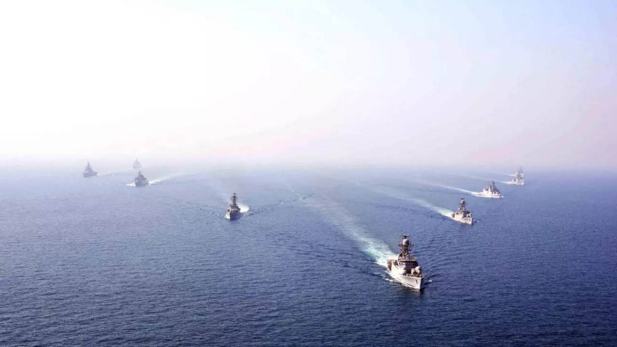 Shocking war-like situation in the South China Sea; Philippines war ship moves close to Chinese ship Shocking war-like situation in the South China Sea; Philippines war ship moves close to Chinese ship