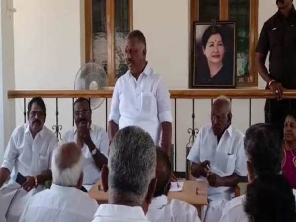 O Panneerselvam giving signal to TTV Dinakaran in consultative meeting held in theni