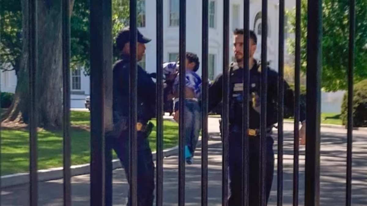  Secret Service finds a unlikely White House intruder which is a toddler