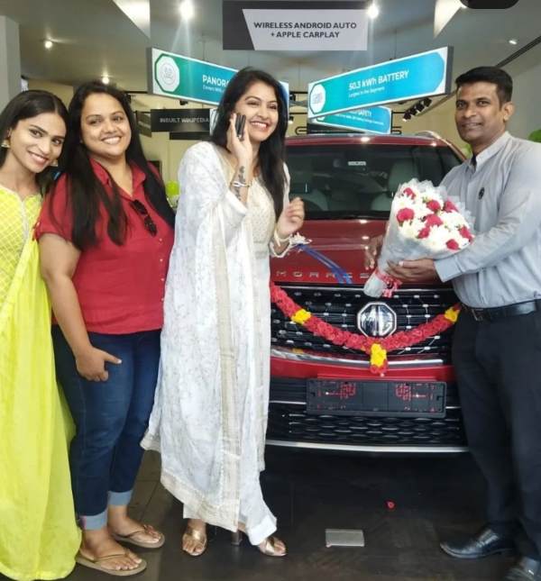 Who were the celebrities who accompanied Rachitha Mahalakshmi when she bought a new car 