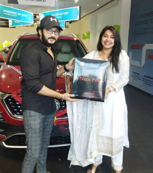 Who were the celebrities who accompanied Rachitha Mahalakshmi when she bought a new car 