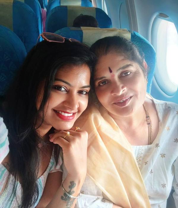  actress Rachitha visiting Sri Lanka with her mother Video and post