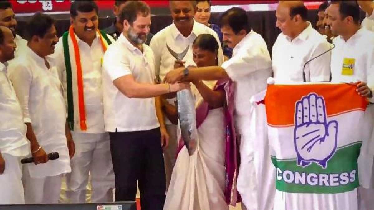 Karnataka Election: Rahul Gandhi hesitates to enter temple in Udupi after touching fish Karnataka Election: Rahul Gandhi hesitates to enter temple in Udupi after touching fish