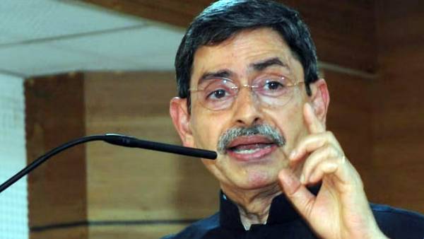 சென்னை: ஸ்டெர்லைட் எதிர்ப்புப் போராட்டத்துக்கு வெளிநாட்டு நிதி உதவி கிடைத்ததாக ஆளுநர் ஆர்.என்.ரவி பேசியிருப்பது திர்மித்தனமானது என நாம் தமிழர் கட்சியின் தலைமை ஒருங்கிணைப்பாளர் சீமான் தெரிவித்தார். சென்னையில் இன்று சீமான் செய்தியாளர்களிடம் கூறியதாவது: ஜிஎஸ்டி வரிமுறையை மத்திய அரசு நீக்கியே ஆக வேண்டும். பாகுபாடு இல்லாமல் குடிநீர், சுகாதாரம், மருத்துவம் வழங்குவதுதான் அரசாங்கத்தின் கடமை. நாடு முழுவதும் மீண்டும் மீண்டும் சுங்க கட்டணங்கள் உயர்த்தப்பட்டுள்ளன. சுங்க கட்டணங்கள் செலுத்தி பொதுமக்களால் வாழ முடியாத சூழ்நிலை ஏற்பட்டுள்ளது. சென்னை கலாஷேத்ராவில் உண்மை எதுவும் இல்லாமல் மாணவர்கள் போராட்டம் நடத்தி இருக்க வாய்ப்பில்லை. கலாஷேத்ரா தொடர்பாக நேர்மையாக, நீதியான விசாரணை நடத்த வேண்டும். கலாஷேத்ரா பிரச்சனையில் குற்றவாளிகள் மீது விசாரணை மேற்கொள்ளப்பட வேண்டும். தமிழருக்காக குரல் கொடுக்கிறோம் நாங்கள். எங்களை நீங்கள் பாசிஸ்ட் என அழைத்தால் ஆம் நாங்கள் பாசிஸ்ட்தான். இதனையே திரும்ப திரும்ப சொல்வோம். தூத்துக்குடி ஸ்டெர்லைட் ஆலை எதிர்ப்பு போராட்டத்தில் போராடிய மக்களுக்கு வெளிநாட்டு பண உதவி கிடைத்தது என்கிறார் ஆளுநர் ஆர்.என்.ரவி. இது திமிர்த்தனமான பேச்சு. இத்தகைய பேச்சுகளுக்கு சரியான பாடம் கிடைக்கும். இவ்வாறு சீமான் கூறினார். முன்னதாக சீமான் வெளியிட்ட அறிக்கை ஒன்றில், ஆணவத்திலும், அகம்பாவத்திலும் எதுவுமே தெரியாது, அரைவேக்காட்டுத்தனமாக உளறலாமா? போராட்டத்தில் அடக்குமுறைக்கும், ஒடுக்குமுறைக்கும் ஆட்பட்ட மக்களைப் பணத்தை வாங்கிக் கொண்டு போராடியதாகக் கூறி அவதூறு சேற்றை வாரியிறைக்கும் ஆளுநர் ஆர்.என்.ரவி, 40க்கும் மேற்பட்டவர்களின் உயிரைக் காவுவாங்கியும் இணையச் சூதாட்ட மசோதாவுக்கு ஒப்புதல் தராமல் இருப்பதற்குக் காரணமென்ன? ஆளுநரது மொழி நடையில், அதற்கும் பணம்தான் காரணமென எடுத்துக் கொள்ளலாமா? பணத்திற்காகக் கங்காணி வேலைசெய்வதும், அதிகார வர்க்கத்தின் ஏவல் பிரிவாகச் செயல்பட்டு, சனநாயகத்தைக் குழிதோண்டிப் புதைப்பது ஆளுநருக்கு வேண்டுமானால் கைவந்த கலையாக இருக்கலாம்; இனமானத் தமிழர்களுக்கு இல்லை! தமிழர்களின் வரிப்பணம் தரும் வருவாயில் உண்டுக் கொளுத்துவிட்டு, தமிழர்களை இழித்துரைத்துப் பேசுவது ஒருபோதும் ஏற்புடையதல்ல. பெரும் பெரும் ஆட்சியாளர்களையே அடக்கி ஒடுக்கி, அடிபணிய வைத்த தமிழ் மண்ணிது. இந்தியப் பெருநாட்டிற்கே அரசியல் திசைவழிக் காட்டும் பெருமிதமிக்க தமிழர் நிலமிது. ஆகவே, தமிழர்களை சீண்டிப் பார்க்கும் வேலையை, இத்தோடு ஆளுநர் ஆர்.என்.ரவி நிறுத்திக் கொள்ள வேண்டுமென அன்போடு அறிவுறுத்துகிறேன். இல்லாவிட்டால், தமிழ் மக்கள் தகுந்தப் பாடம் புகட்டுவார்கள் என எச்சரிக்கிறேன் என கூறியிருந்தார் சீமான். சென்னை: ஸ்டெர்லைட் எதிர்ப்புப் போராட்டத்துக்கு வெளிநாட்டு நிதி உதவி கிடைத்ததாக ஆளுநர் ஆர்.என்.ரவி பேசியிருப்பது திர்மித்தனமானது என நாம் தமிழர் கட்சியின் தலைமை ஒருங்கிணைப்பாளர் சீமான் தெரிவித்தார். சென்னையில் இன்று சீமான் செய்தியாளர்களிடம் கூறியதாவது: ஜிஎஸ்டி வரிமுறையை மத்திய அரசு நீக்கியே ஆக வேண்டும். பாகுபாடு இல்லாமல் குடிநீர், சுகாதாரம், மருத்துவம் வழங்குவதுதான் அரசாங்கத்தின் கடமை. நாடு முழுவதும் மீண்டும் மீண்டும் சுங்க கட்டணங்கள் உயர்த்தப்பட்டுள்ளன. சுங்க கட்டணங்கள் செலுத்தி பொதுமக்களால் வாழ முடியாத சூழ்நிலை ஏற்பட்டுள்ளது. சென்னை கலாஷேத்ராவில் உண்மை எதுவும் இல்லாமல் மாணவர்கள் போராட்டம் நடத்தி இருக்க வாய்ப்பில்லை. கலாஷேத்ரா தொடர்பாக நேர்மையாக, நீதியான விசாரணை நடத்த வேண்டும். கலாஷேத்ரா பிரச்சனையில் குற்றவாளிகள் மீது விசாரணை மேற்கொள்ளப்பட வேண்டும். தமிழருக்காக குரல் கொடுக்கிறோம் நாங்கள். எங்களை நீங்கள் பாசிஸ்ட் என அழைத்தால் ஆம் நாங்கள் பாசிஸ்ட்தான். இதனையே திரும்ப திரும்ப சொல்வோம். தூத்துக்குடி ஸ்டெர்லைட் ஆலை எதிர்ப்பு போராட்டத்தில் போராடிய மக்களுக்கு வெளிநாட்டு பண உதவி கிடைத்தது என்கிறார் ஆளுநர் ஆர்.என்.ரவி. இது திமிர்த்தனமான பேச்சு. இத்தகைய பேச்சுகளுக்கு சரியான பாடம் கிடைக்கும். இவ்வாறு சீமான் கூறினார். முன்னதாக சீமான் வெளியிட்ட அறிக்கை ஒன்றில், ஆணவத்திலும், அகம்பாவத்திலும் எதுவுமே தெரியாது, அரைவேக்காட்டுத்தனமாக உளறலாமா? போராட்டத்தில் அடக்குமுறைக்கும், ஒடுக்குமுறைக்கும் ஆட்பட்ட மக்களைப் பணத்தை வாங்கிக் கொண்டு போராடியதாகக் கூறி அவதூறு சேற்றை வாரியிறைக்கும் ஆளுநர் ஆர்.என்.ரவி, 40க்கும் மேற்பட்டவர்களின் உயிரைக் காவுவாங்கியும் இணையச் சூதாட்ட மசோதாவுக்கு ஒப்புதல் தராமல் இருப்பதற்குக் காரணமென்ன? ஆளுநரது மொழி நடையில், அதற்கும் பணம்தான் காரணமென எடுத்துக் கொள்ளலாமா? பணத்திற்காகக் கங்காணி வேலைசெய்வதும், அதிகார வர்க்கத்தின் ஏவல் பிரிவாகச் செயல்பட்டு, சனநாயகத்தைக் குழிதோண்டிப் புதைப்பது ஆளுநருக்கு வேண்டுமானால் கைவந்த கலையாக இருக்கலாம்; இனமானத் தமிழர்களுக்கு இல்லை! தமிழர்களின் வரிப்பணம் தரும் வருவாயில் உண்டுக் கொளுத்துவிட்டு, தமிழர்களை இழித்துரைத்துப் பேசுவது ஒருபோதும் ஏற்புடையதல்ல. பெரும் பெரும் ஆட்சியாளர்களையே அடக்கி ஒடுக்கி, அடிபணிய வைத்த தமிழ் மண்ணிது. இந்தியப் பெருநாட்டிற்கே அரசியல் திசைவழிக் காட்டும் பெருமிதமிக்க தமிழர் நிலமிது. ஆகவே, தமிழர்களை சீண்டிப் பார்க்கும் வேலையை, இத்தோடு ஆளுநர் ஆர்.என்.ரவி நிறுத்திக் கொள்ள வேண்டுமென அன்போடு அறிவுறுத்துகிறேன். இல்லாவிட்டால், தமிழ் மக்கள் தகுந்தப் பாடம் புகட்டுவார்கள் என எச்சரிக்கிறேன் என கூறியிருந்தார் சீமான்.