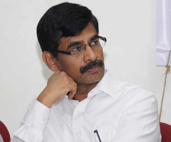 Rajakannappan Says, Iraianbu Ias Just brings 2 chapatis from home in a container 