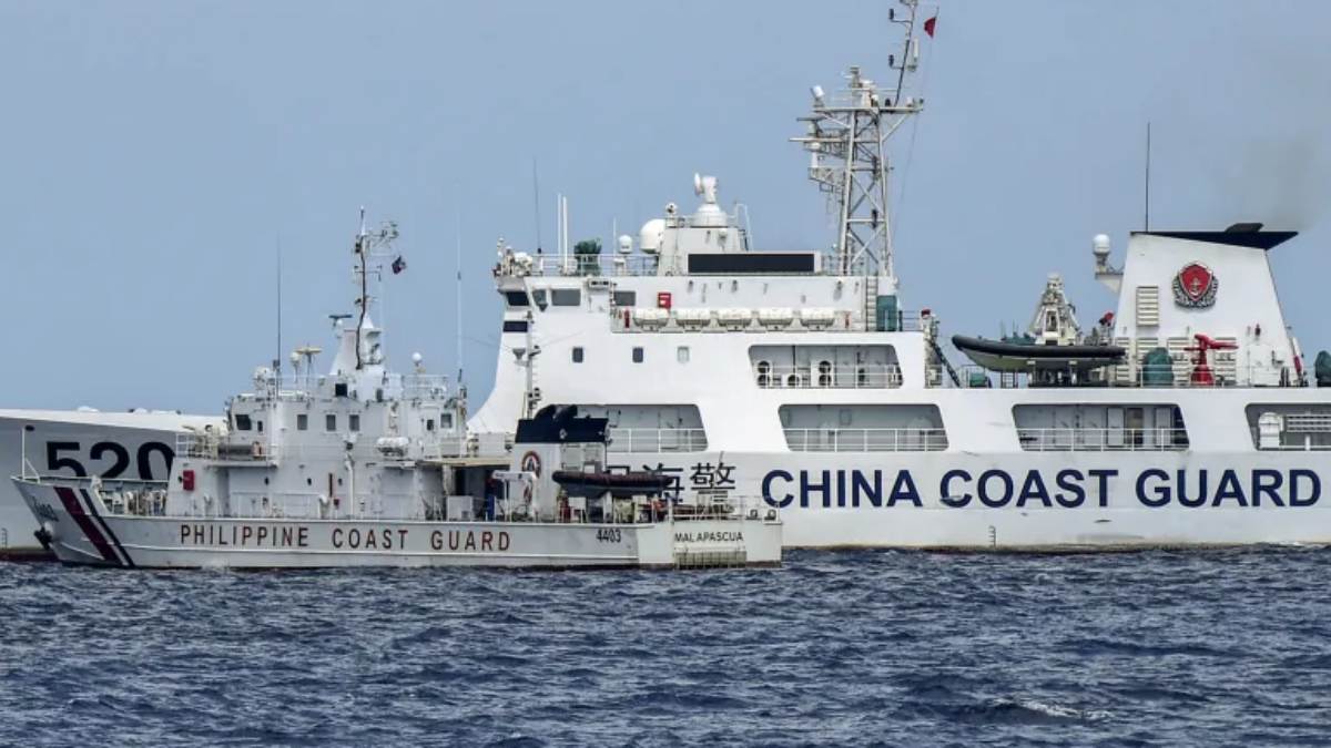 Shocking war-like situation in the South China Sea; Philippines war ship moves close to Chinese ship Shocking war-like situation in the South China Sea; Philippines war ship moves close to Chinese ship