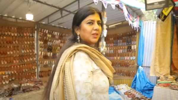 Swarnamalya went shopping at Chennai Kalakshetra and interacted with fans 