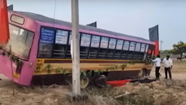 பள்ளத்தில் சிக்கிய பஸ் 