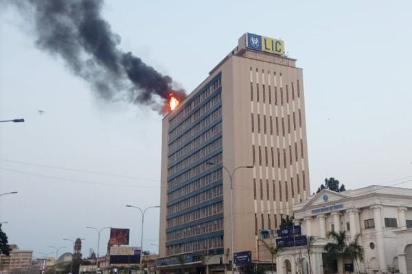 நீளமான ஏணியுடன்.. 