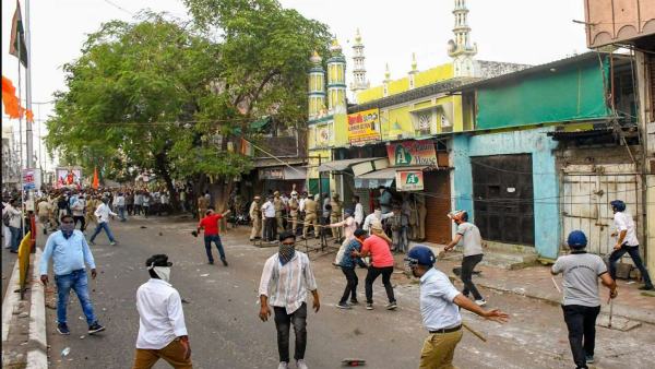 திடீரென கற்கள் வீசப்பட்டது. 