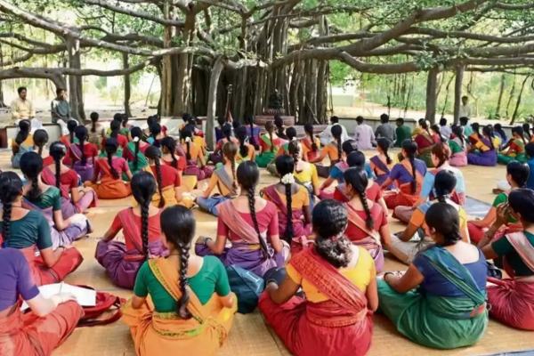 மாணவிகள் உள்ளிருப்பு போராட்டம் மாணவிகள் உள்ளிருப்பு போராட்டம்