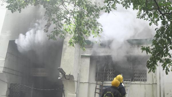 போராடி அணைத்த ஊழியர்கள் 