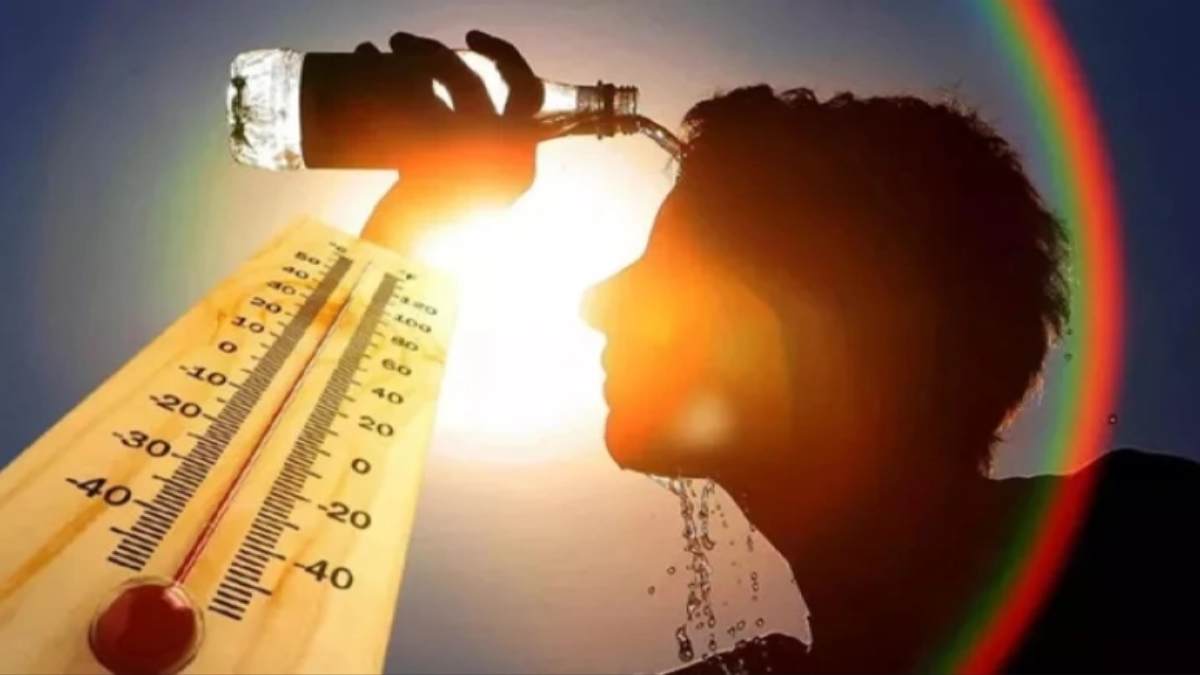 * மதுபானம், டீ, காஃபி, கார்பன் ஏற்றம் சர்க்கரை அதிகம் உள்ள குளிர்பானங்கள் ஆகியவற்றை தவிர்க்க வேண்டும். * காலை 11 மணி முதல் பிற்பகல் 3 மணி வரை வெயிலில் செல்வதை தவிர்க்க வேண்டும். அதிக புரதசத்துள்ள உணவுகள், பழைய உணவுகளை தவிர்க்க வேண்டும். * அதிக உடல் வெப்பத்தால் மயக்கம் ஏற்பட்டால் உடனடியாக 108 அல்லது 104 என்ற எண்ணை அழைத்து மருத்துவ உதவி பெற வேண்டும். உள்ளிட்ட அறிவுறுத்தல்களை விடுத்துள்ளது. * மதுபானம், டீ, காஃபி, கார்பன் ஏற்றம் சர்க்கரை அதிகம் உள்ள குளிர்பானங்கள் ஆகியவற்றை தவிர்க்க வேண்டும். * காலை 11 மணி முதல் பிற்பகல் 3 மணி வரை வெயிலில் செல்வதை தவிர்க்க வேண்டும். அதிக புரதசத்துள்ள உணவுகள், பழைய உணவுகளை தவிர்க்க வேண்டும். * அதிக உடல் வெப்பத்தால் மயக்கம் ஏற்பட்டால் உடனடியாக 108 அல்லது 104 என்ற எண்ணை அழைத்து மருத்துவ உதவி பெற வேண்டும். உள்ளிட்ட அறிவுறுத்தல்களை விடுத்துள்ளது.