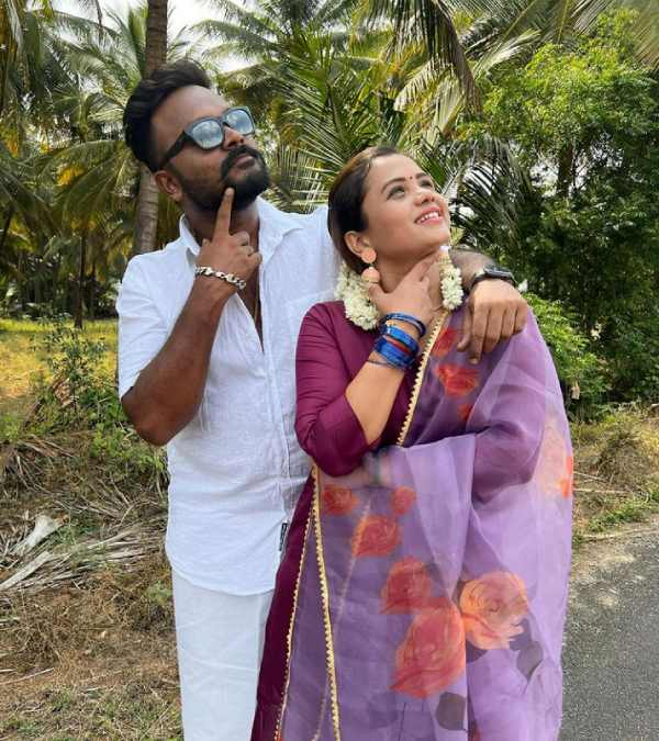 VJ Manimegalai Hand worn Glass Bangles Specialtie