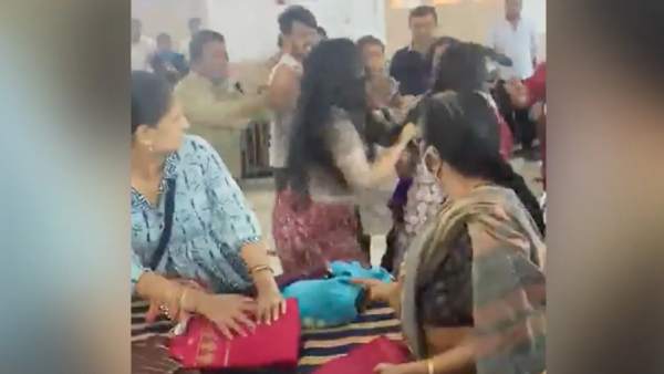 Two women getting into a ugly fight over a saree in Karandaka Mysore Silks store Two women getting into a ugly fight over a saree in Karandaka Mysore Silks store