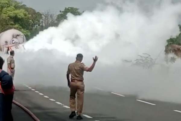 Carbon dioxide released as Lorry got into accident in Tamilnadu Kerala border Carbon dioxide released as Lorry got into accident in Tamilnadu Kerala border