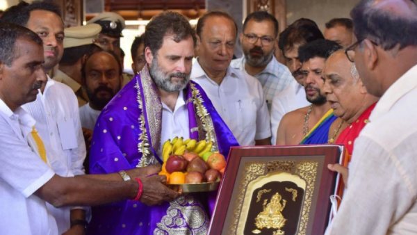 Karnataka Election: Rahul Gandhi hesitates to enter temple in Udupi after touching fish Karnataka Election: Rahul Gandhi hesitates to enter temple in Udupi after touching fish