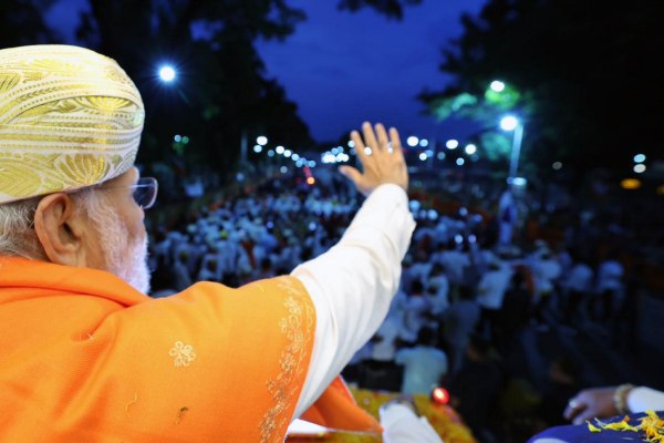  Karnataka Election: Security breach during PM Modis Karnataka roadshow, mobile phone thrown at his vehicle