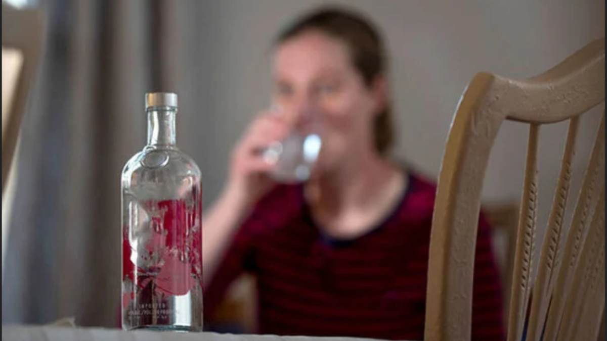 Drunkard Woman in Kangeyam blocks the road in heavy liquor intake 