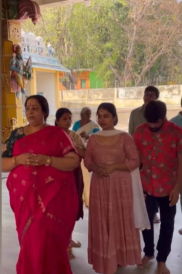 Actress Nalini bows with Snegan and Kanika at the Madurai temple 