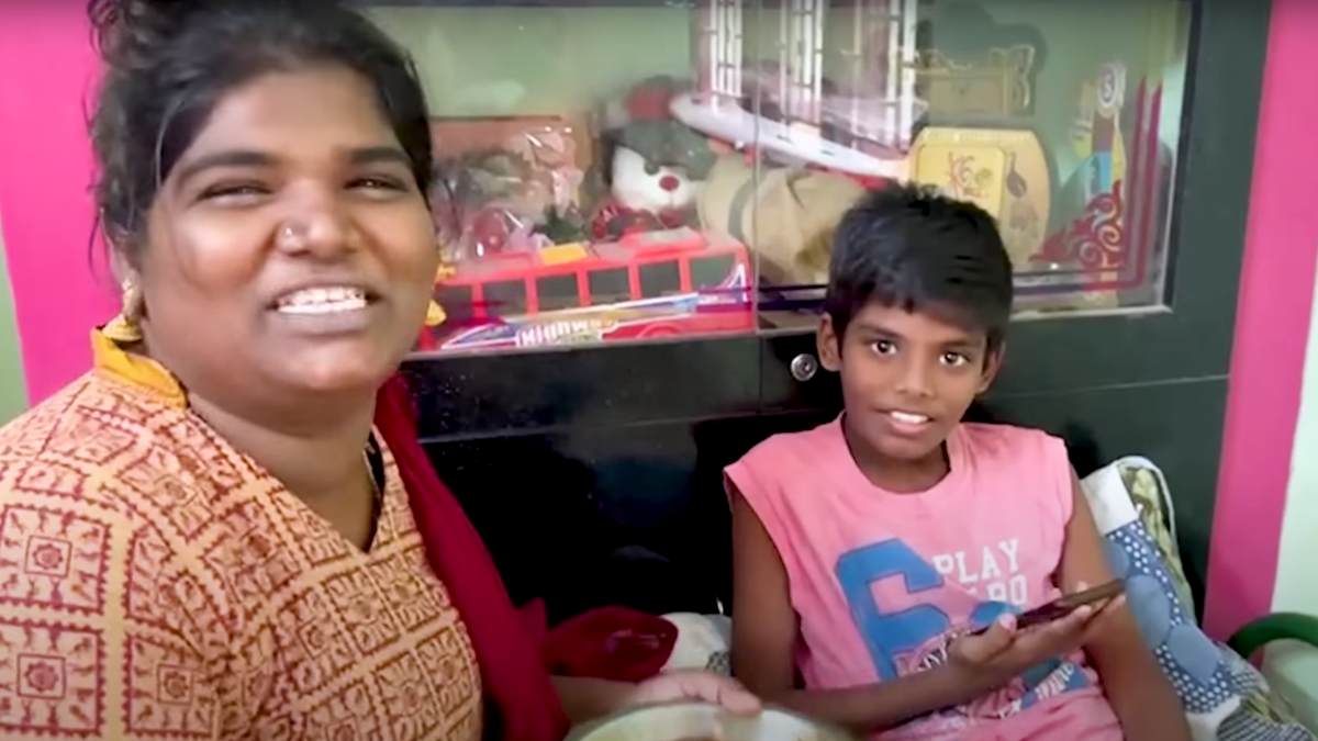 Aranthangi Nisha gives briyani pockets for 77 persons who coming for prayer 