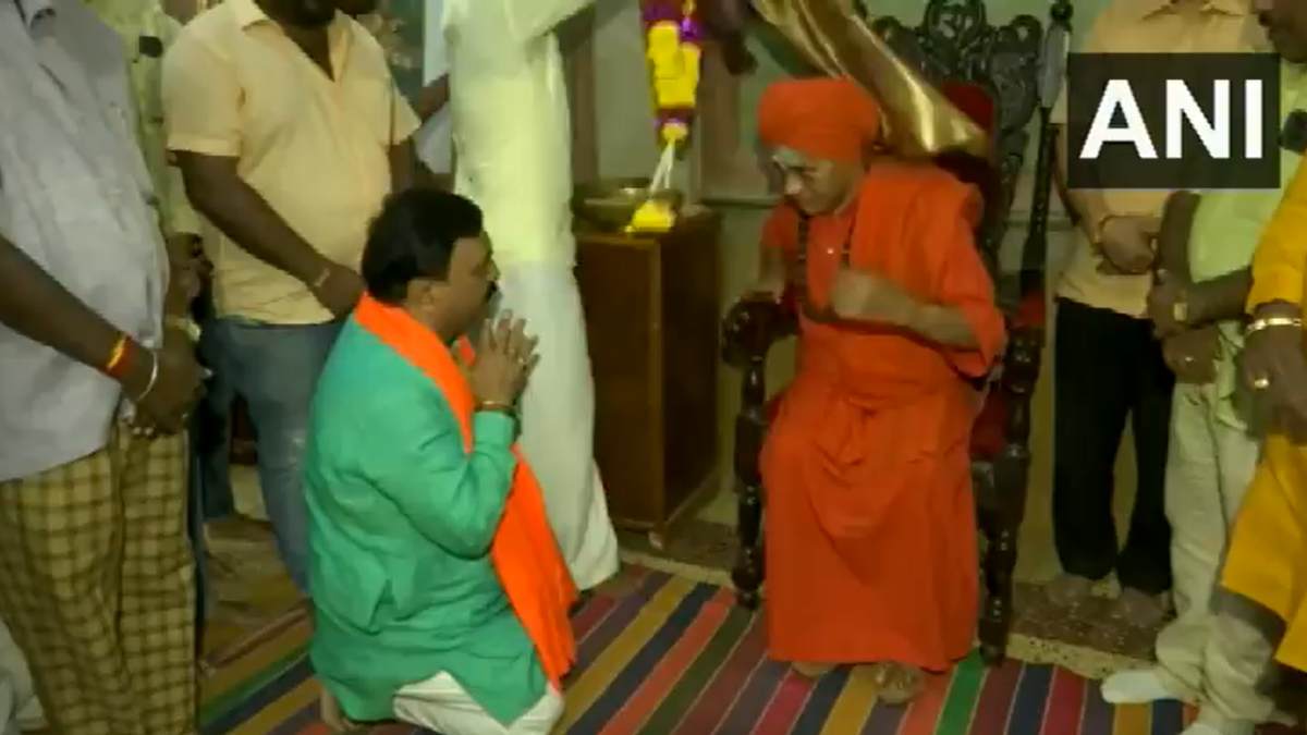 jagadish Shettar out: BJP fileded from Hubli-Dharwad Central constituency Mahesh Tenginkai who knelt before the seer and gets blessed jagadish Shettar out: BJP fileded from Hubli-Dharwad Central constituency Mahesh Tenginkai who knelt before the seer and gets blessed