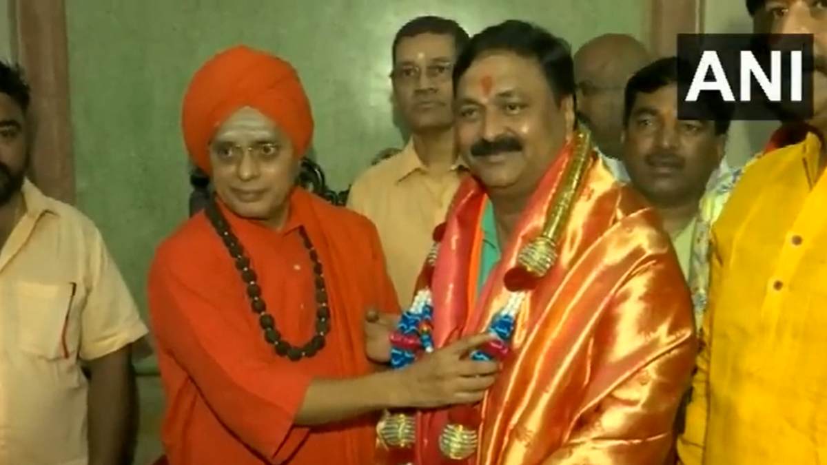 jagadish Shettar out: BJP fileded from Hubli-Dharwad Central constituency Mahesh Tenginkai who knelt before the seer and gets blessed jagadish Shettar out: BJP fileded from Hubli-Dharwad Central constituency Mahesh Tenginkai who knelt before the seer and gets blessed