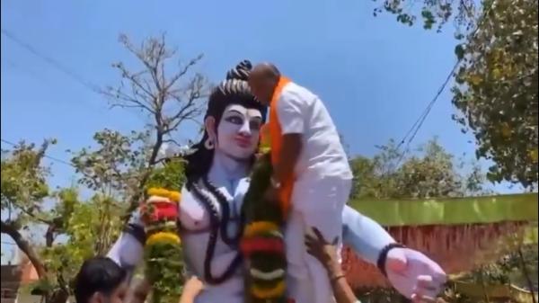 சிலை மீது கால்வைத்து.. 