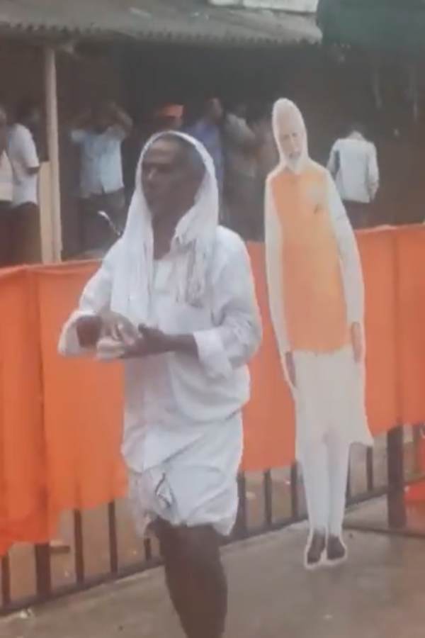 Karnataka Election 2023: Amid heavy rains Man in Devanahalli Cleaning PM Modis Cut Out 
