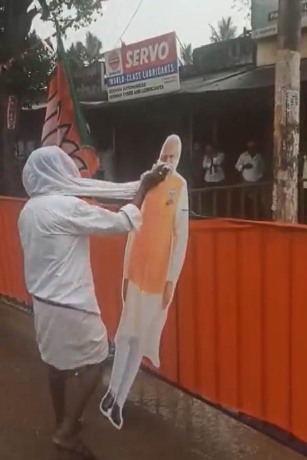 Karnataka Election 2023: Amid heavy rains Man in Devanahalli Cleaning PM Modis Cut Out 